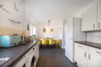 3 BD / Large Garden/ Driveway /Sleeps 8 / 1.5 Bath - جاكوزي