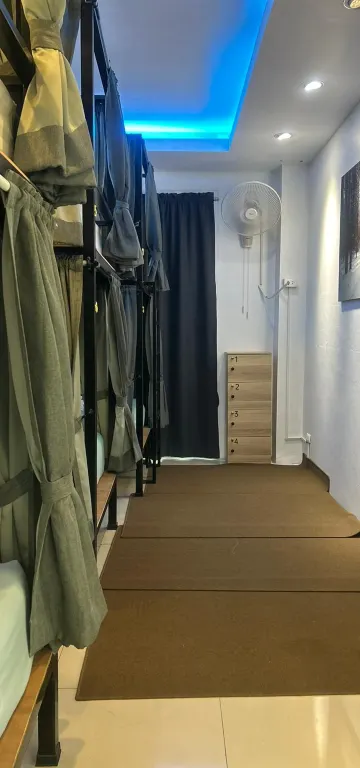 เตียงในห้องพักรวมสำหรับผู้ชาย (สำหรับผู้ชายเท่านั้น)