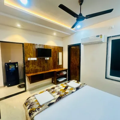 Radhe Krishna Homestay Hotels near Malviya Bridge