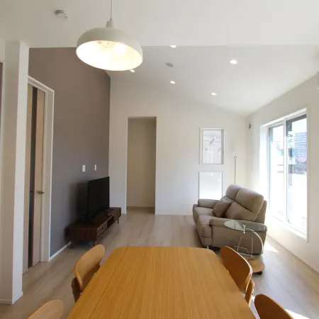 New 2-story house! 2 minutes to station, parking, easy Disneyland access, near restaurants & shops