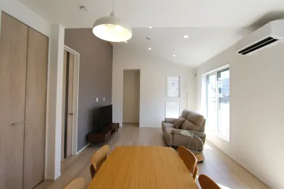 New 2-story house! 2 minutes to station, parking, easy Disneyland access, near restaurants & shops