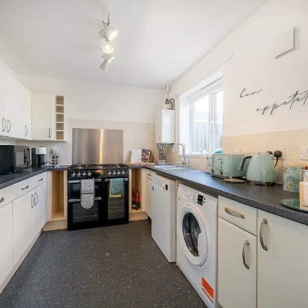 3 BD / Large Garden/ Driveway /Sleeps 8 / 1.5 Bath