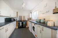 3 BD / Large Garden/ Driveway /Sleeps 8 / 1.5 Bath - جاكوزي