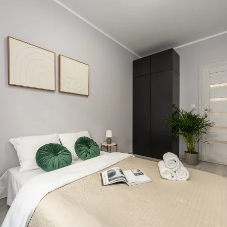 Lumina 3-room apartment near the train station