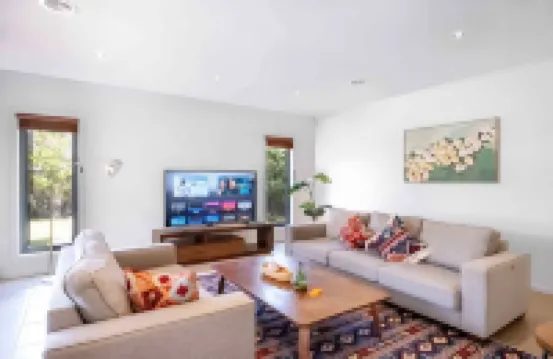 Contemporary Family Living at 4 Seafarer Way