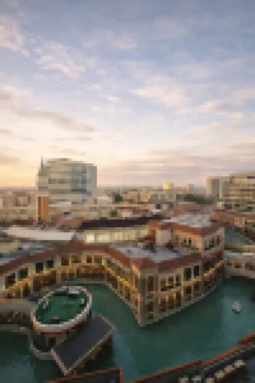 Canal View Luxury Stay/Massage Chair + Office Desk