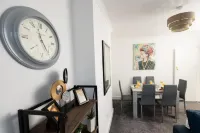 Restful 4BDR Home | Fast WiFi & Free Parking | - 2 stelle