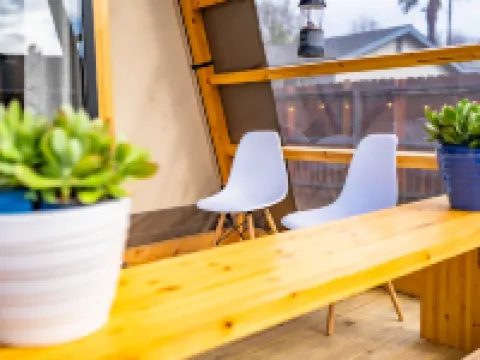 Urban Glamping Oasis: Comfort & Adventure Combined Hotels in Glendora