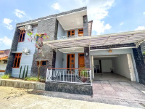 Modern Javanese 4BR Home Near Keraton Yogya
