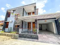 Modern Javanese 4BR Home Near Keraton Yogya