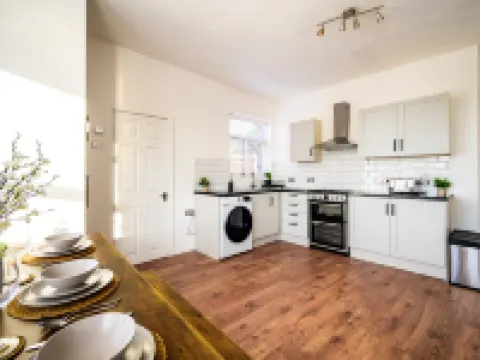 Modern 4-Bed • Free Parking • Work & Leisure Stays Hotels in Stretford