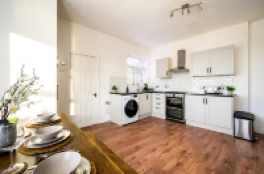 Modern 4-Bed • Free Parking • Work & Leisure Stays