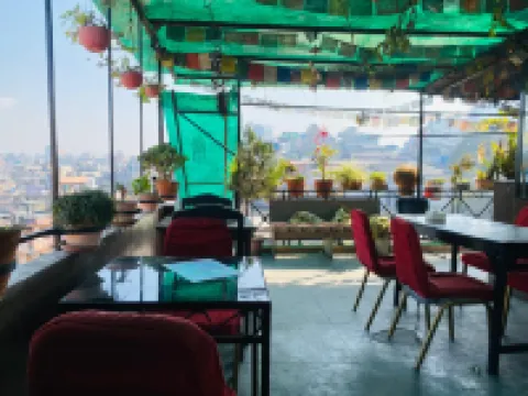 Three Peaks Inn Hotel di 