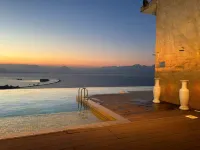 GOLDEN BAY OCEAN VIEW APARTMENT - Infinity Pools