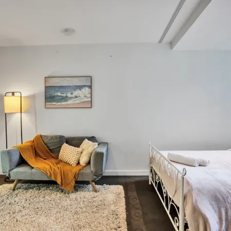 Compact & Comfortable | Spencer St Studio - C13