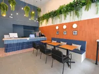 Yen Hostel & Smoothies Silom Hotels near MahaNakhon