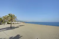 Luxury Beachfront Apt with Private Garden & Pool - شاطئ