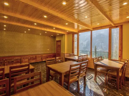 Golden Peak Manali Отели рядом с достопримечательностью «Igloo stay sethan»