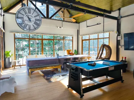 Moon in 9 haus Cafe & Villas Отели рядом с достопримечательностью «Wat Map Ta Phut»