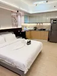 Canal View Luxury Stay/Massage Chair + Office Desk