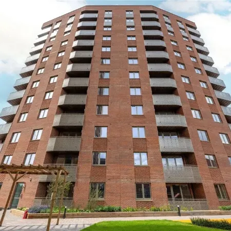 Modern 2-Bed Apartment Near Heathrow w/Parking