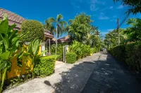 Tropical Pool Villa with 3 Bedrooms in Rawai ラワイビーチのホテル