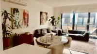 Contemporary 3BR Townhouse & Parking | CBD & Beach Nearby - บังกะโล