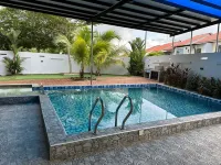 Stylish Blue Water Home w/ Pool Hotels in Tebrau