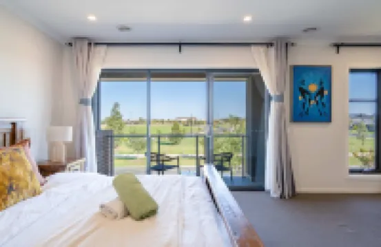 Lux Clyde North Super Spacious Retreat