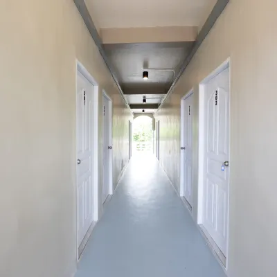 Room 304 Near Don Mueang Airport & BTS Wat PhraSi Отели рядом с достопримечательностью «Таиланд Поуст»