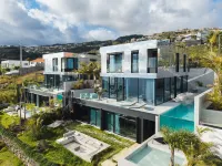 Saudade: Futuristic Ultra Luxury Ocean Zen Retreat - parkir