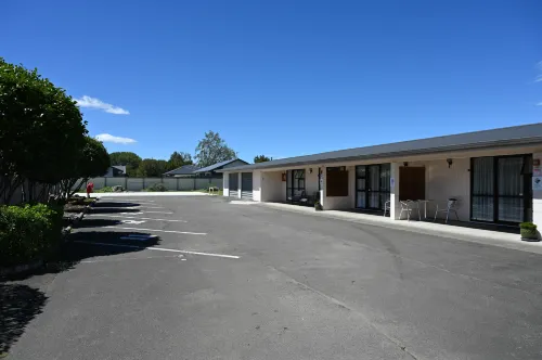 Tuki Tuki Motel - parking