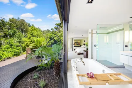 Jacuzzi Suite - Ocean Views & Beach Access Отели рядом с достопримечательностью «Kaiteriteri Kayak»