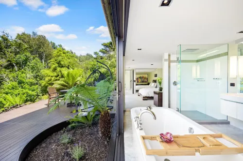 Jacuzzi Suite - Ocean Views & Beach Access Hotels in Kaiteriteri