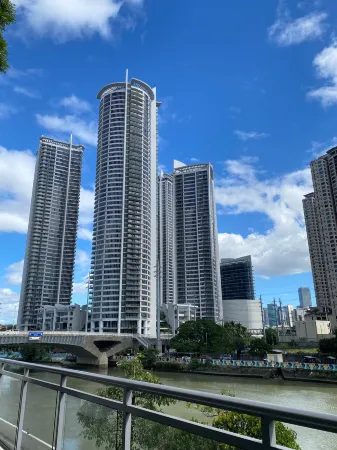 Cozy place near Poblacion and Rockwell Отели рядом с достопримечательностью «Lee Gardens»