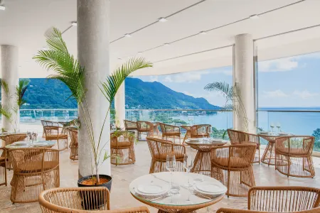 Gardens Hill Resort & Spa Отели рядом с достопримечательностью «Бо Валлон Бич»