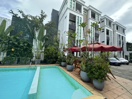 PLATINUM TEN MILE Отели в г. Insein