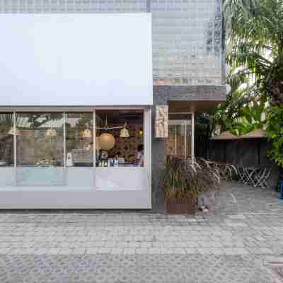 The Lima Ocean Suites Pererenan Hotel Exterior