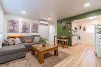 Emerald Escape - UNR & Pet Friendly - Fenced Yard