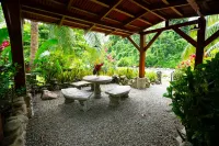 Casitas Del Rio Riverfront Nature Lodge - Sloth Luxury Villa -  Ferienhäuser