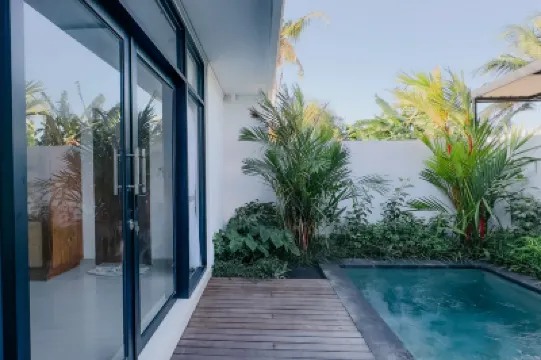 拉瓦納布利斯圖別墅-尼亞尼海灘 Villa Iskandar附近的飯店