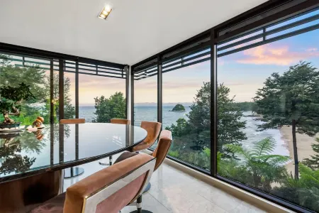 Oceanview Penthouse Suite & Beach Access Отели рядом с достопримечательностью «Kaiteriteri Kayak»