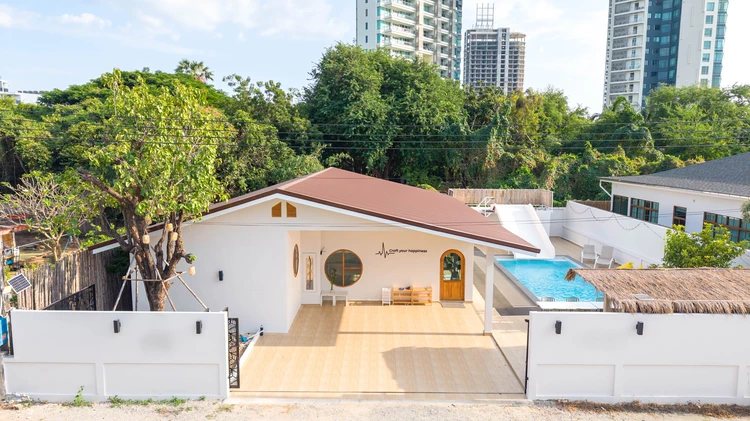 รูปภาพของDe Beach pool villa.  วิลล่าใหม่ เดิน 3 นาทีจากชายหาด 5 ห้อง