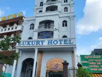 LUXURY Hotel Pham Van Dong 平 Triệu 站附近的飯店