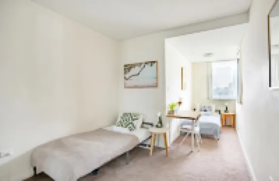 Bright 2BR Apartment in Mascot – Balcony & Convenient Transport