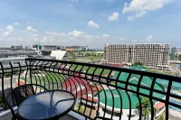 Cozy 2 Balcony Condo near Airport, Malls & Casinos