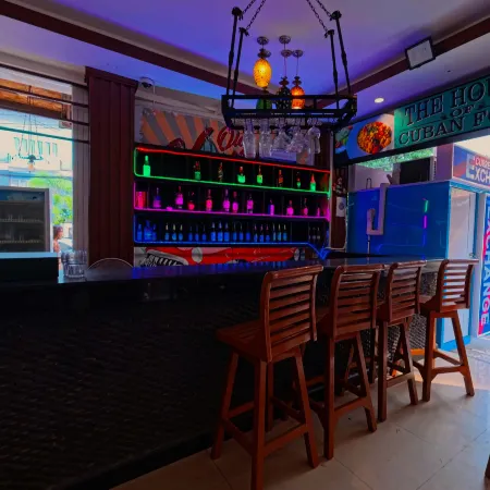 SK Residence And Restaurant Patong Отели рядом с достопримечательностью «Кабаре Paradise Complex Patong»