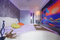 4 minutes from Shinjuku central. Comfortable bed. Cyber Shinjuku Room