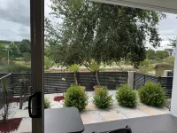 Spacious & Quiet 4BR, 3BA Home City Centre Walk to Train & Shopping - Parkplatz