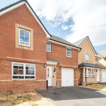 8 Beds | Contractors | 4BR 2.5BA | Garden